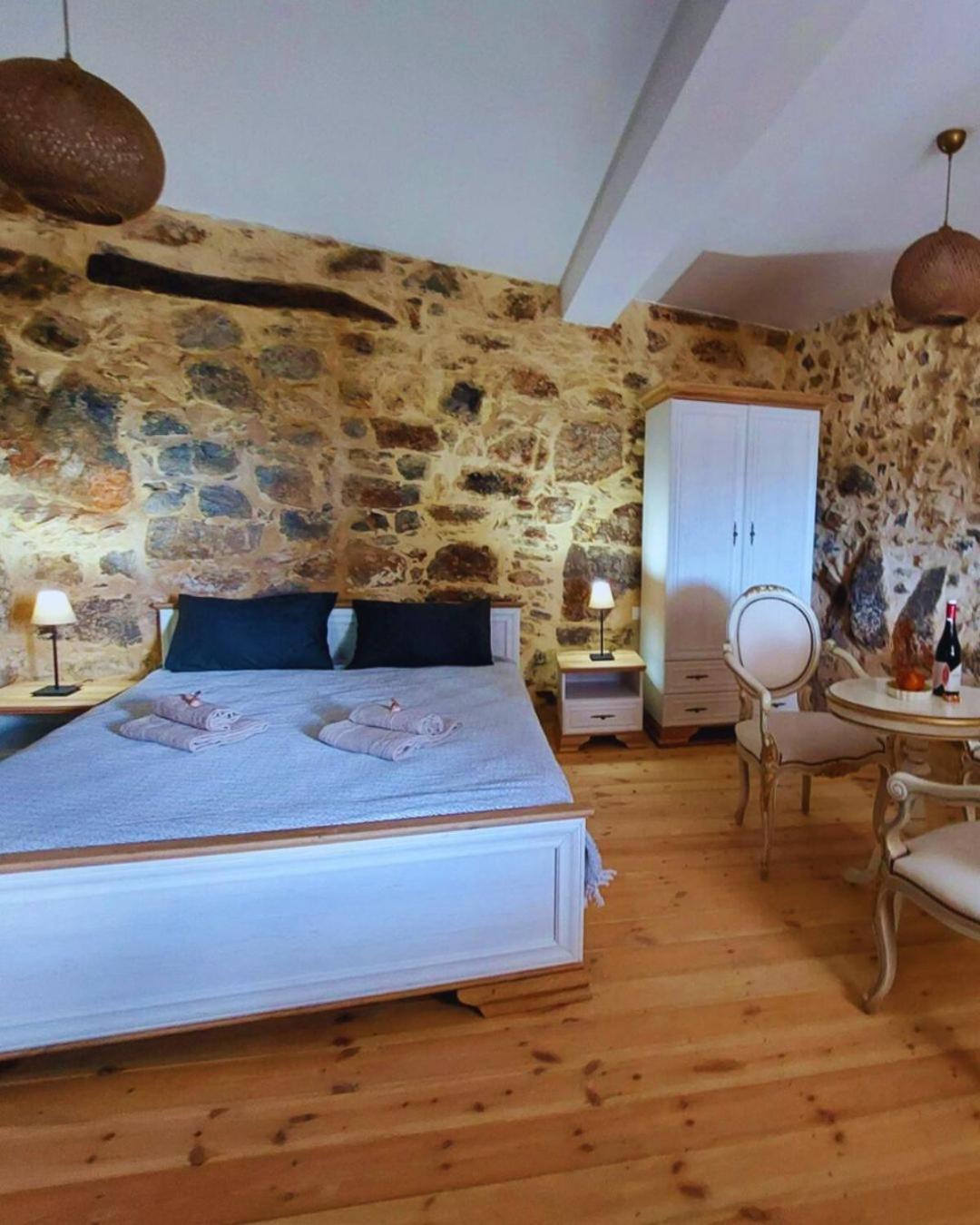 Roza Stone & Apartmán Goníai